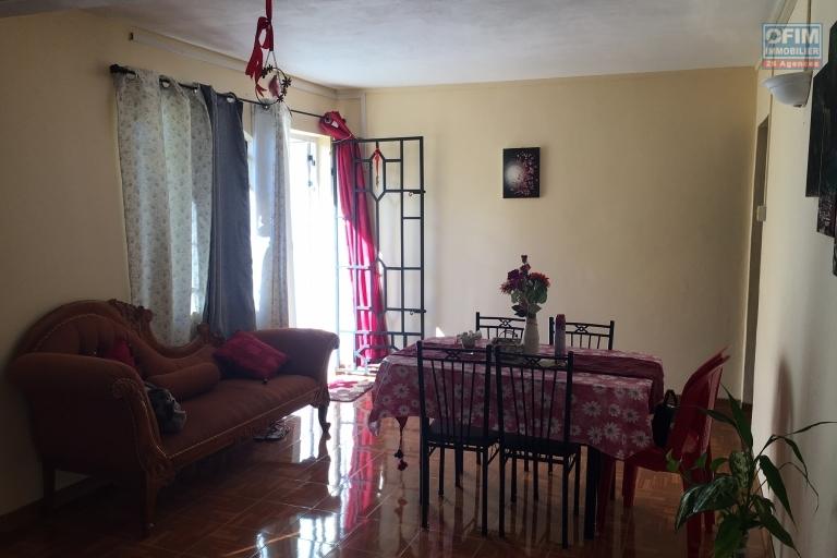 For sale 2 bedroom apartment plus office and terrace in a 4-unit house in Pereybere.