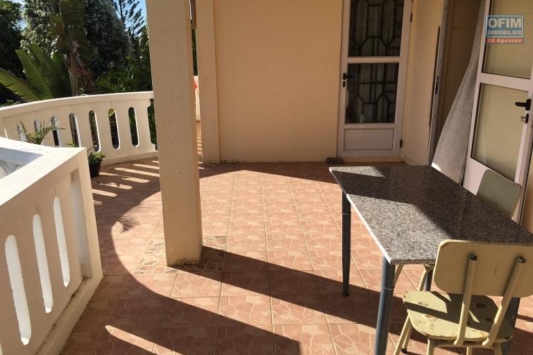 For sale 2 bedroom apartment plus office and terrace in a 4-unit house in Pereybere.