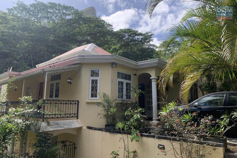 Moka for rent 2 bedroom villa located in lush greenery easily accessible not far from the Bocage school