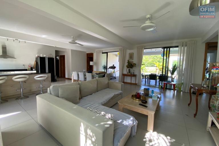 For resale a very beautiful villa accessible for purchase to foreigners and Mauritians in Cap Malheureux offering a permanent residence permit to the whole family.