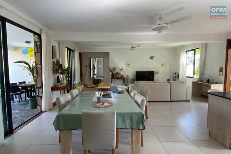 For resale a very beautiful villa accessible for purchase to foreigners and Mauritians in Cap Malheureux offering a permanent residence permit to the whole family.