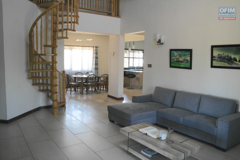 Albion rental of a beautiful villa of 3 bedrooms with pool and garage in a quiet residential area.