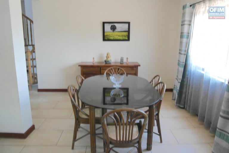 Albion rental of a beautiful villa of 3 bedrooms with pool and garage in a quiet residential area.