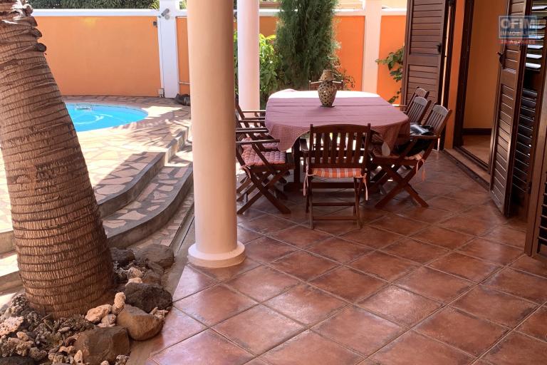 Flic En Flac has rented a splendid four-bedroom villa with swimming pool and garage in a quiet area 100 meters from the beach.