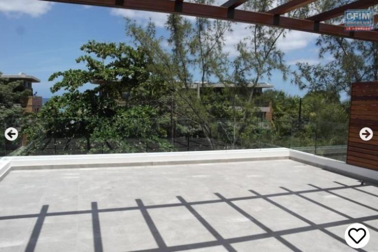 Rivière Noire for sale magnificent and spacious penthouse with jacuzzi, located in a secure residence with a shared swimming pool, close to the beach and shops, accessible to Mauritians and foreigners.