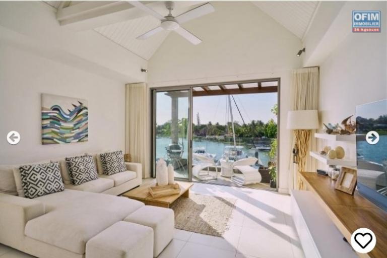 Rivière-Noire, accessible to Mauritians and foreigners, for sale bright 3-bedroom penthouse, right on the water, located in the only residential marina on the island.