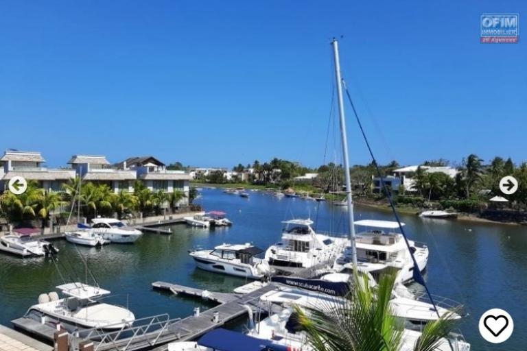 Accessible to Mauritians and foreigners in Rivière-Noire for sale bright 3 bedroom penthouse, right on the water, located in the only residential marina on the island.