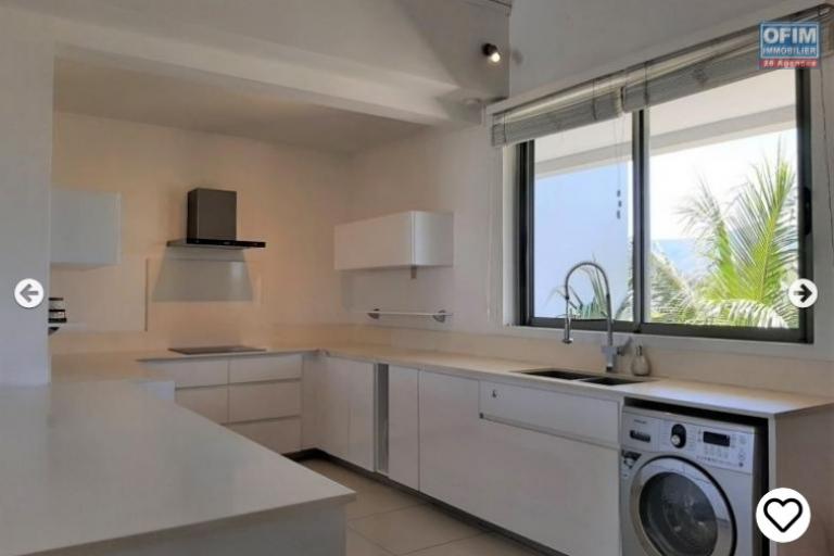 Accessible to Mauritians and foreigners in Rivière-Noire for sale bright 3 bedroom penthouse, right on the water, located in the only residential marina on the island.