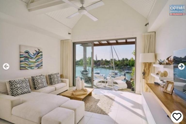 Accessible to Mauritians and foreigners in Rivière-Noire for sale bright 3 bedroom penthouse, right on the water, located in the only residential marina on the island.