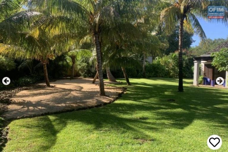 Tamarina for sale luxurious 5 bedroom IRS villa with swimming pool on a golf course 2 steps from the beach, accessible to Malagasy and foreigners.