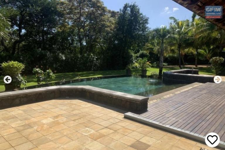 Tamarina for sale luxurious 5 bedroom IRS villa with swimming pool on a golf course 2 steps from the beach, accessible to Malagasy and foreigners.