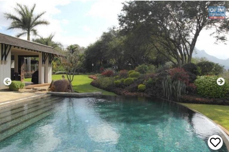 Tamarin luxurious IRS villa on a golf course 2 steps from the beach, accessible to Mauritians and foreigners.