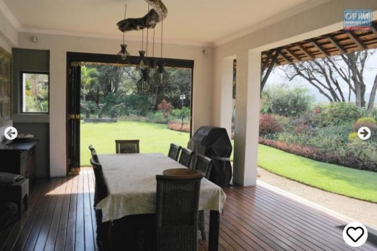 Tamarin luxurious IRS villa on a golf course 2 steps from the beach, accessible to Mauritians and foreigners.