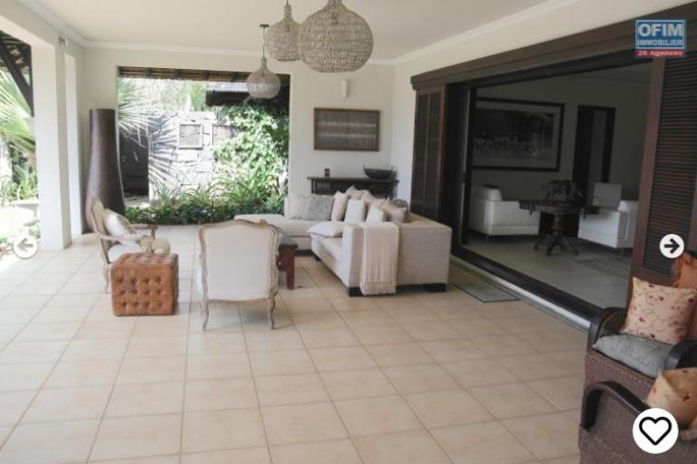 Tamarin luxurious IRS villa on a golf course 2 steps from the beach, accessible to Mauritians and foreigners.