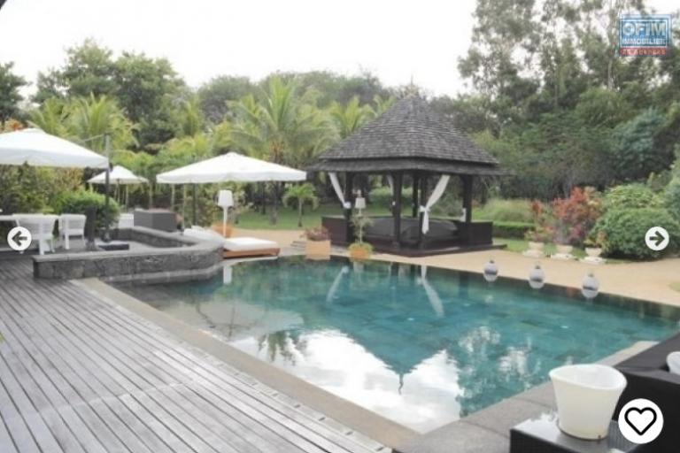 Tamarin luxurious IRS villa on a golf course 2 steps from the beach, accessible to Mauritians and foreigners.