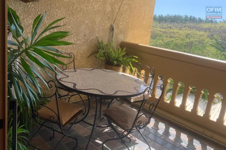 To rent a magnificent 2-bedroom apartment in a private and secure residence in Mont Choisy.