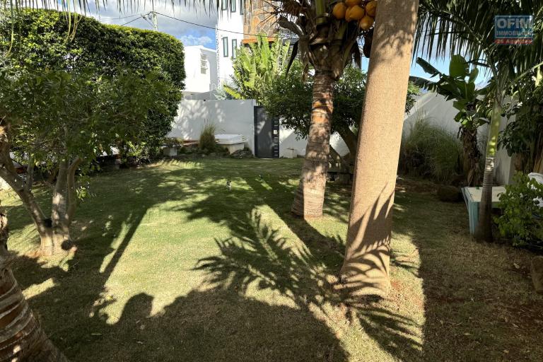  Albion for rent recent villa 3 bedrooms and an office with swimming pool located in a quiet residential area.