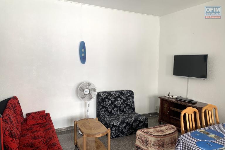 Flic en Flac for sale 2 bedroom apartment with covered parking located in the center, a stone's throw from the beach and shops in a quiet area.