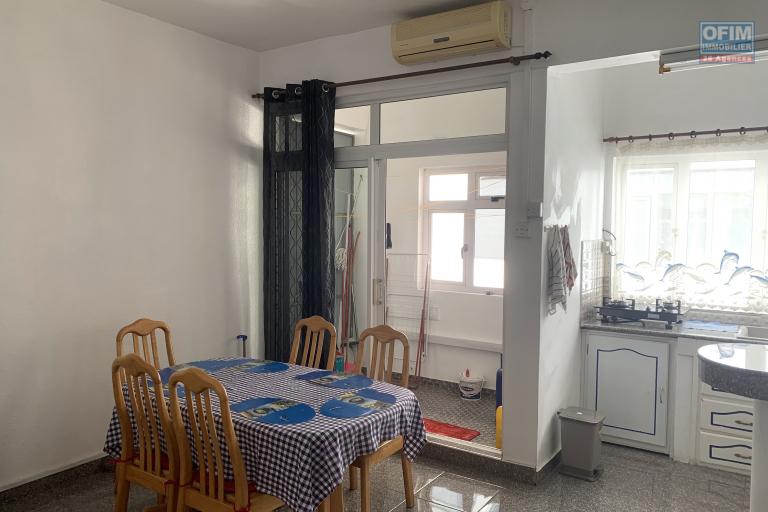 Flic en Flac for sale 2 bedroom apartment with covered parking located in the center, a stone's throw from the beach and shops in a quiet area.