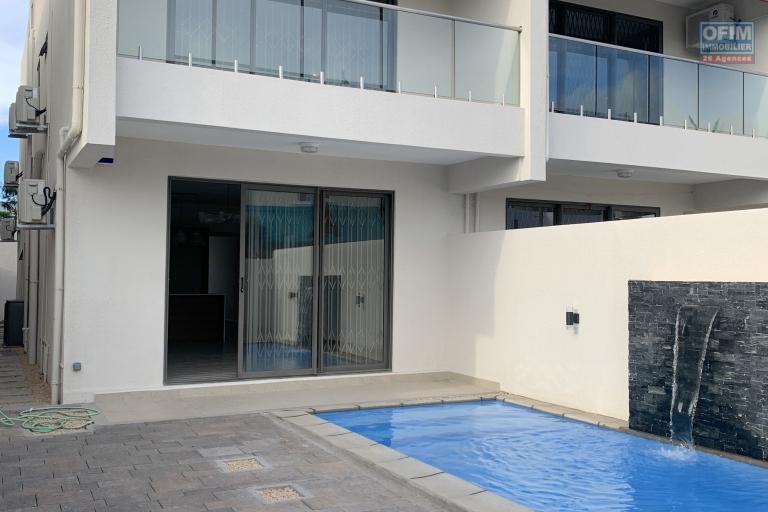 Flic en Flac for rent beautiful new 4 bedroom duplex villa with swimming pool fully furnished and equipped in a quiet location 5 minutes from the beach and shops.