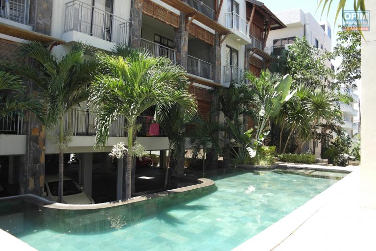 Flic en Flac for rent large penthouse duplex 3 air-conditioned bedrooms located on the edge of the beach, in a secure residence with elevator and quiet swimming pool.