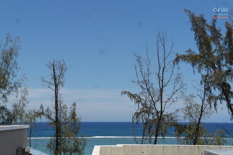 Flic en Flac for rent large penthouse duplex 3 air-conditioned bedrooms located on the edge of the beach, in a secure residence with elevator and quiet swimming pool.