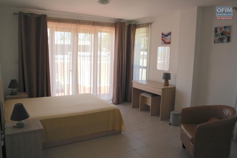 Flic en Flac for rent large penthouse duplex 3 air-conditioned bedrooms located on the edge of the beach, in a secure residence with elevator and quiet swimming pool.