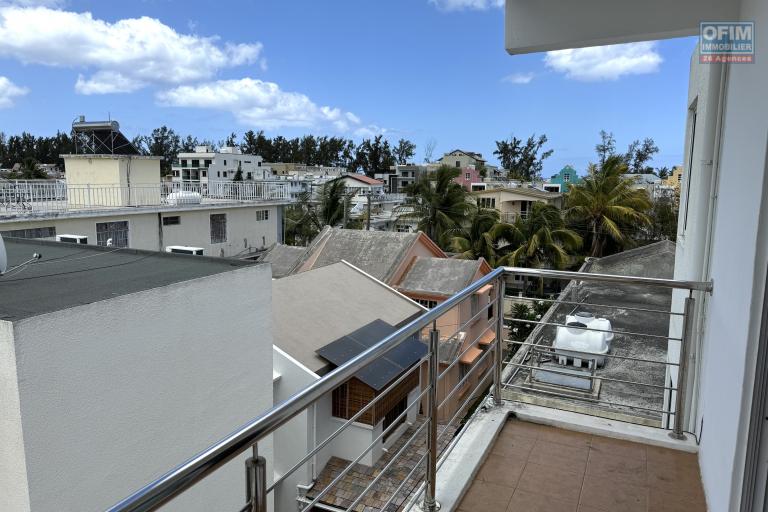 Flic en Flac à louer appartement 3 chambres situé au troisième étages sans ascenseur avec piscine, parking sécurisé Non loin de la plage au calme.