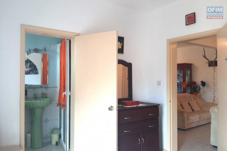 Flic-en-Flac for rent 2 bedroom apartment, located in a residential area, close to the beach and shops.