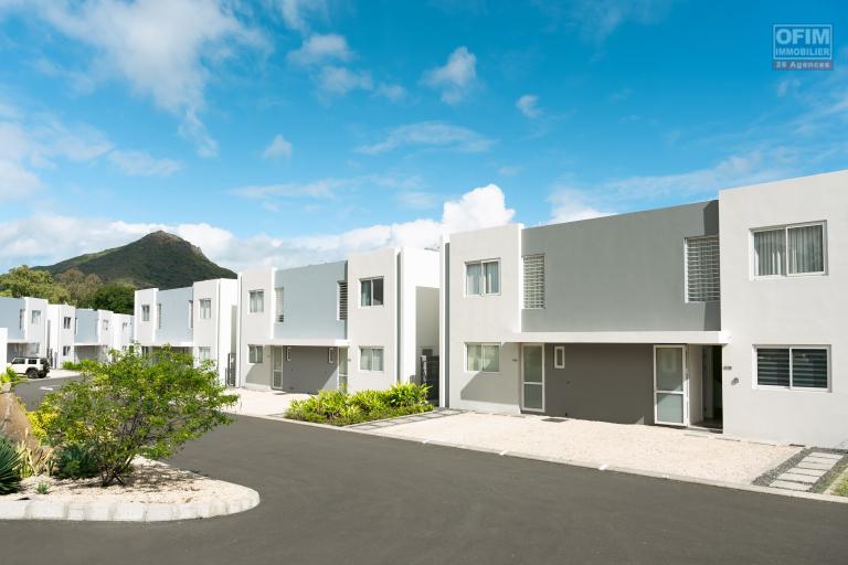 Tamarin for sale recent PDS duplex accessible to foreigners with 3 bedrooms and swimming pool located in a secure residential complex close to amenities.