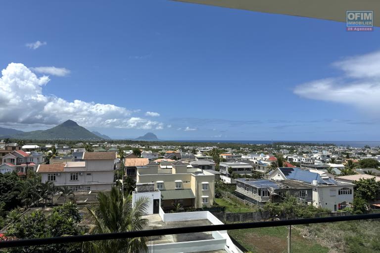  Flic en Flac for rent 3 bedroom apartment located on the fourth floor with elevator and covered parking, in a secure residence with breathtaking views.