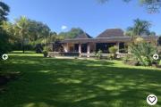 Tamarina for sale luxurious 5 bedroom IRS villa with swimming pool on a golf course 2 steps from the beach, accessible to Malagasy and foreigners.