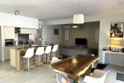  Albion for rent recent villa 3 bedrooms and an office with swimming pool located in a quiet residential area.