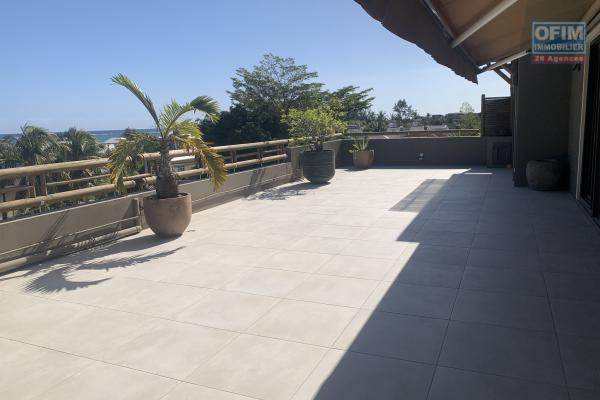 Black River for sale magnificent and spacious penthouse of 268m2 built in 2012 with breathtaking views, jacuzzi, located in a secure residence with a shared swimming pool, close to the beach and shops.