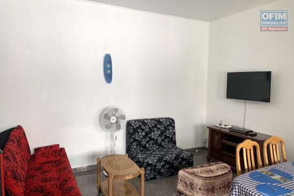 Flic en Flac for sale 2 bedroom apartment with covered parking located in the center, a stone's throw from the beach and shops in a quiet area.