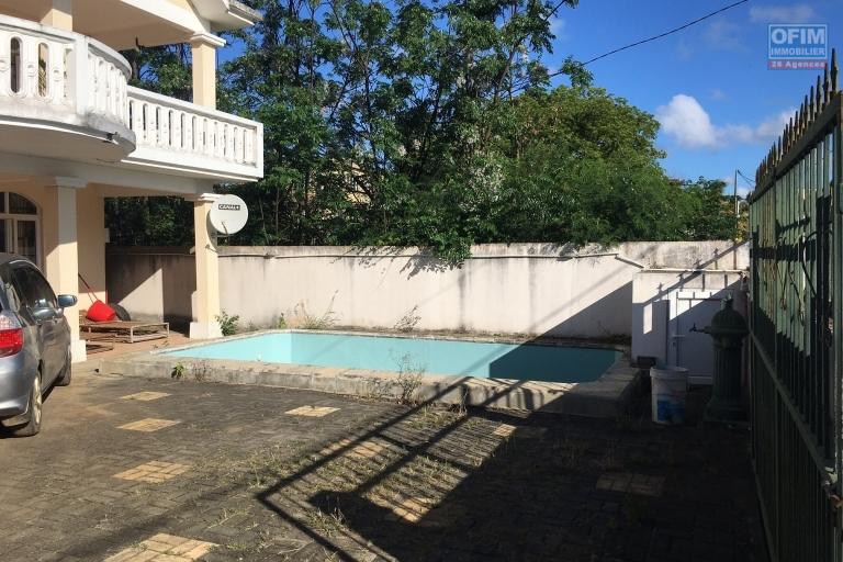  A vendre appartement de 2 chambres à coucher plus bureau et terrasse dans une maison de 4 logements à Pereybere.