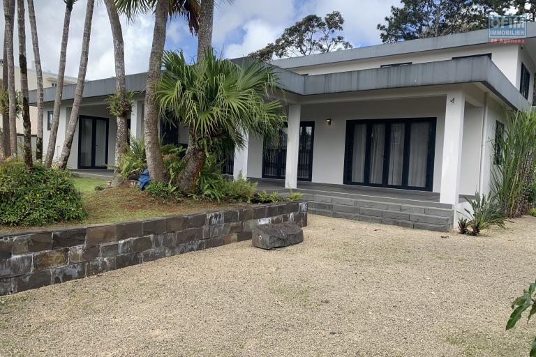 Curepipe à vendre belle maison nouvellement construite 3 chambres, double garage. Située dans un quartier résidentiel et calme proche du centre.