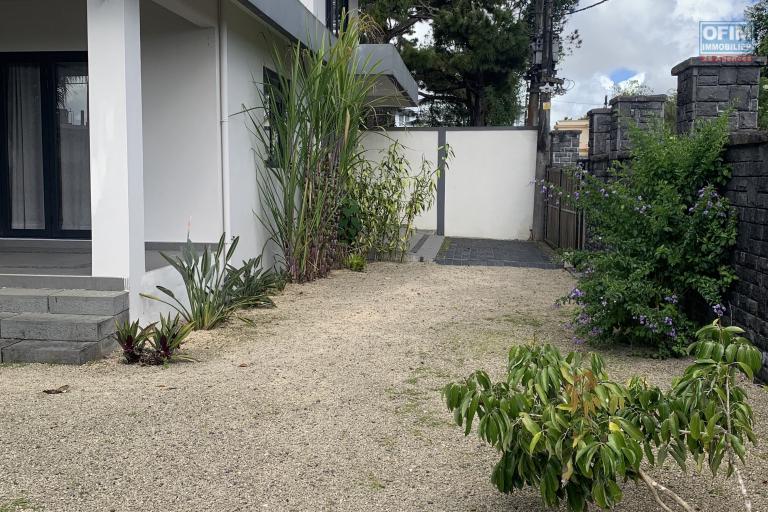 Curepipe à vendre belle maison nouvellement construite 3 chambres, double garage. Située dans un quartier résidentiel et calme proche du centre.