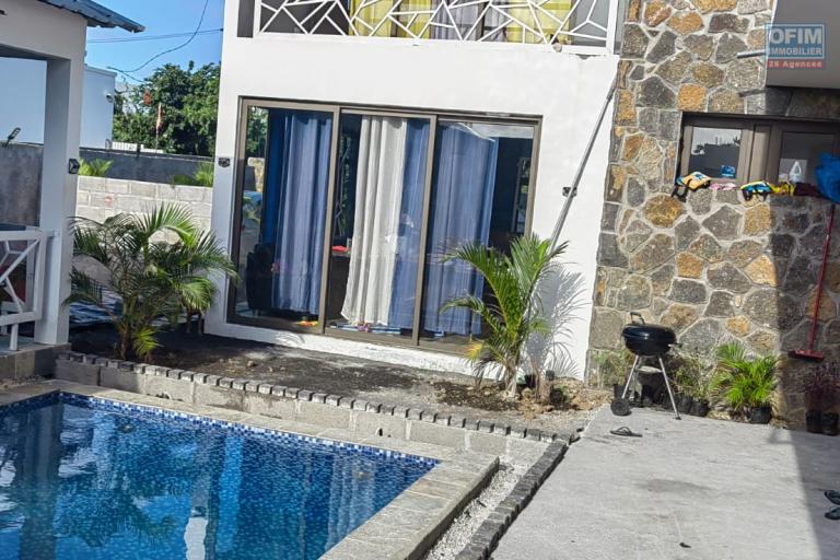 PRIX EN  BAISSE: A vendre villa de 260 m2 de 5 chambres à coucher avec piscine à Grand Gaube