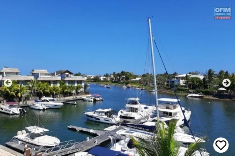 Rivière-Noire, accessible aux Mauriciens et aux étrangers, à vendre lumineux penthouse de 3 chambres à coucher, pied dans l’eau, situé dans l’unique marina résidentielle de l’ile.