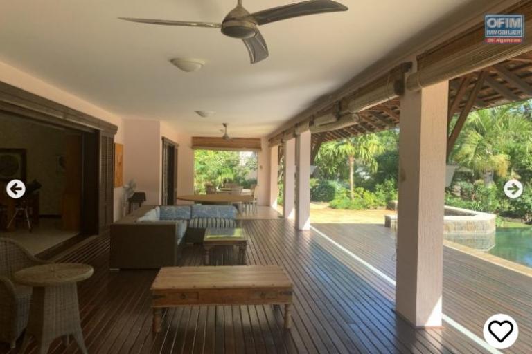 Tamarina à vendre luxueuse villa IRS 5 chambres avec piscine sur un golf à 2 pas de la plage, accessible aux Malgaches et aux étrangers.