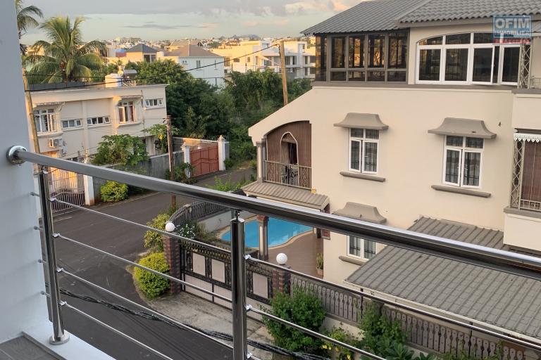 Flic En Flac à louer récent appartement, trois chambres avec piscine commune, situé au deuxième étages sans ascenseur, au calme proche plage.