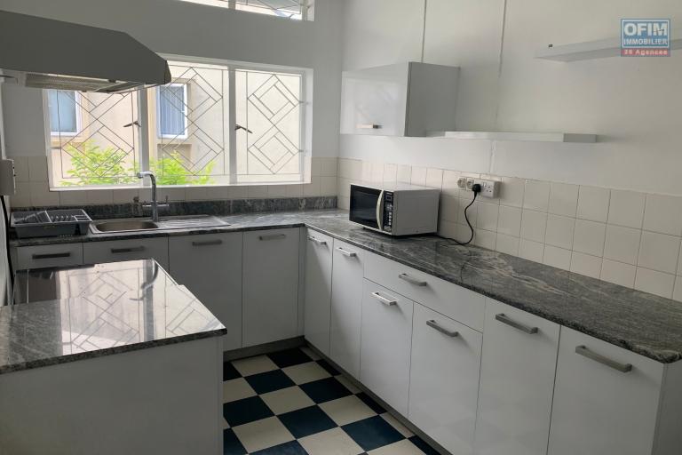 Curepipe a loué agréable appartement dans une petite copropriété au calme et proche de toutes commodités.