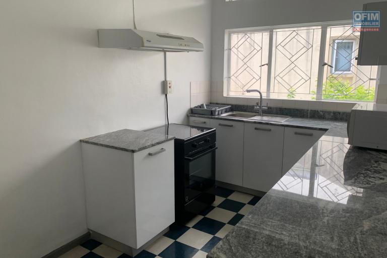 Curepipe a loué agréable appartement dans une petite copropriété au calme et proche de toutes commodités.