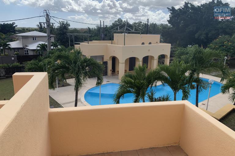 Tamarin à louer ravissant duplex 3 chambres situé dans une résidence sécurisée avec piscine commune et un grand parc au calme.