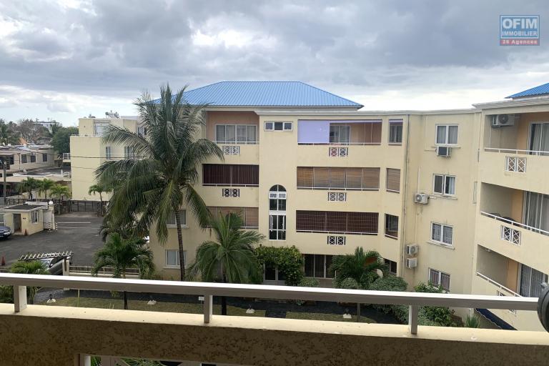 Flic En Flac à louer appartement deux chambres situé au troisième et dernier étages dans une résidence sécurisée au calme proche plage et commerces.