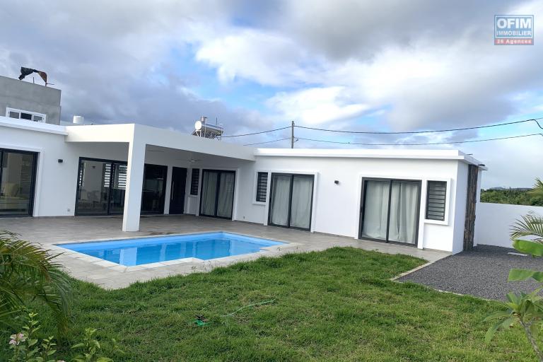 Albion à louer Belle est récente villa de plain-pied, trois chambres avec piscine située dans un quartier calme.