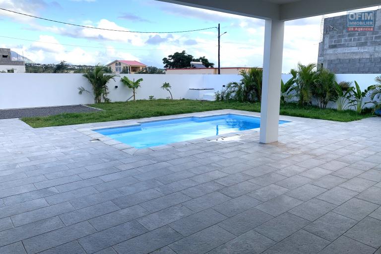 Albion à louer Belle est récente villa de plain-pied, trois chambres avec piscine située dans un quartier calme.