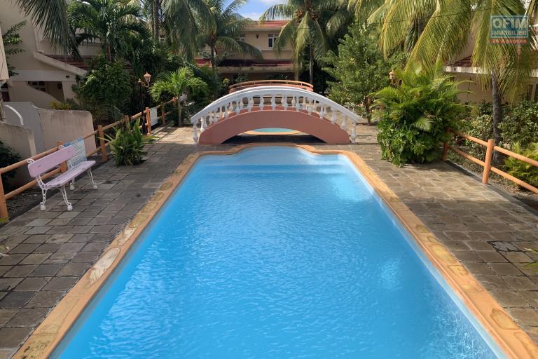 Flic en Flac à louer appartement 3 chambres situé dans une résidence sécurisée avec piscine à 5 minutes à pieds de la plage.