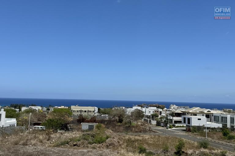 Flic en Flac à vendre récent appartement 3 chambres dans une résidence sécurisée, piscine, une vaste terrasse avec vue imprenable